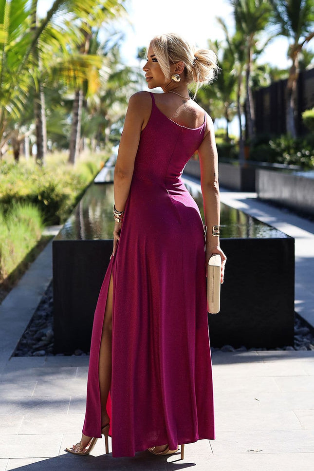 Robe soirée chic longue de couleur bordeaux avec fente, idéale pour événements élégants ou cocktails.