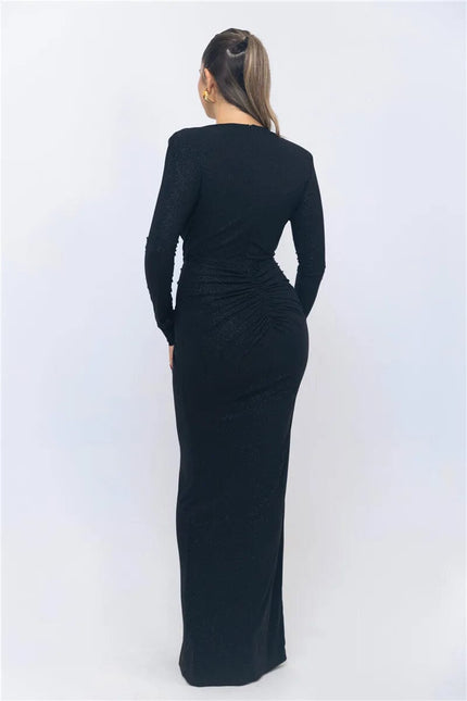 Robe de soirée chic noire manches longues, idéale pour cocktail ou mariage, avec décolleté plongeant.