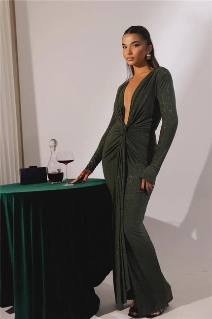 Robe de soirée chic verte longue, silhouette moulante avec manches longues, élégance assurée.