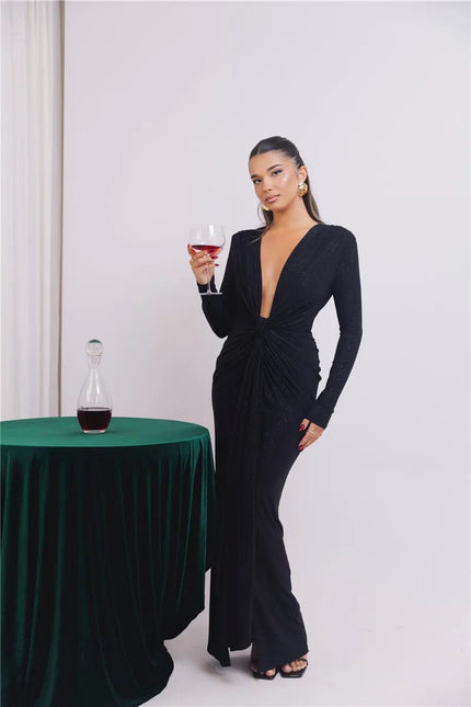 Robe de soirée chic noire longue moulante à décolleté, manches longues pour soirée élégante.