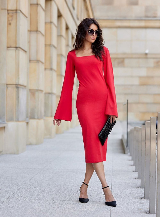 Robe rouge moulante mi-longue à manches longues pour soirée chic ou cocktail.