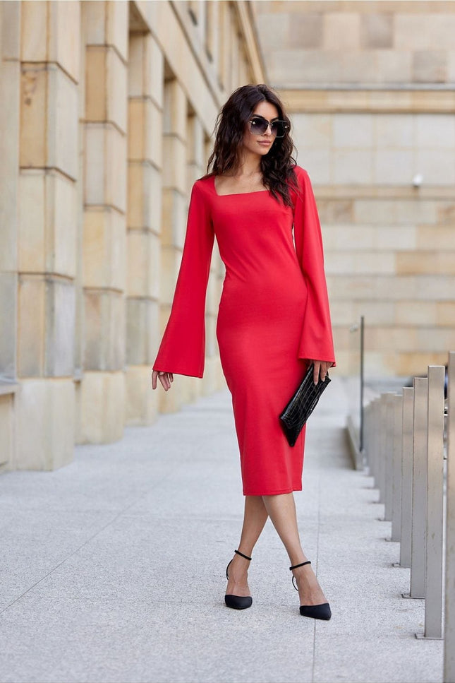 Robe rouge moulante mi-longue à manches longues pour soirée chic ou cocktail.