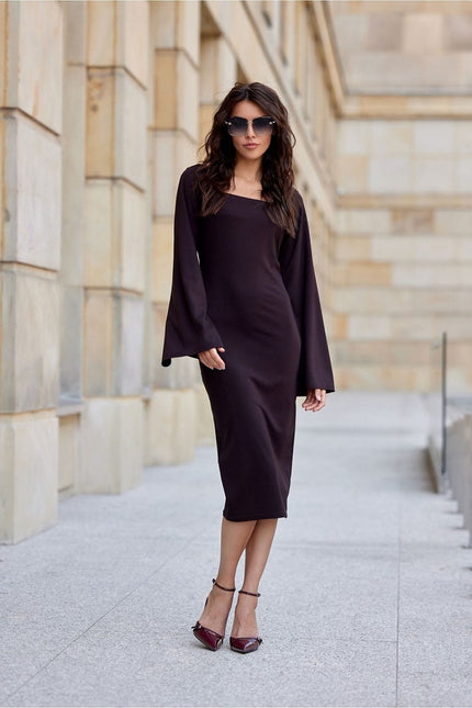 Robe soirée chic noire midi à manches longues pour femme élégante.