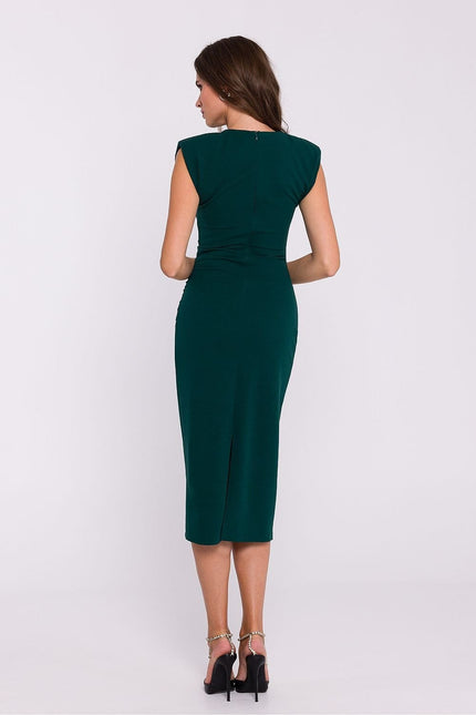 Robe verte midi chic pour soirée, silhouette droite et manches courtes, idéale pour cocktail ou mariage.