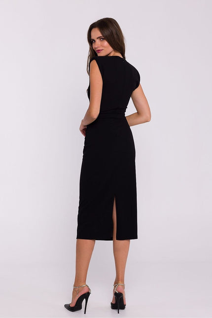 Robe noire chic midi pour cocktail avec manches courtes et fente élégante.