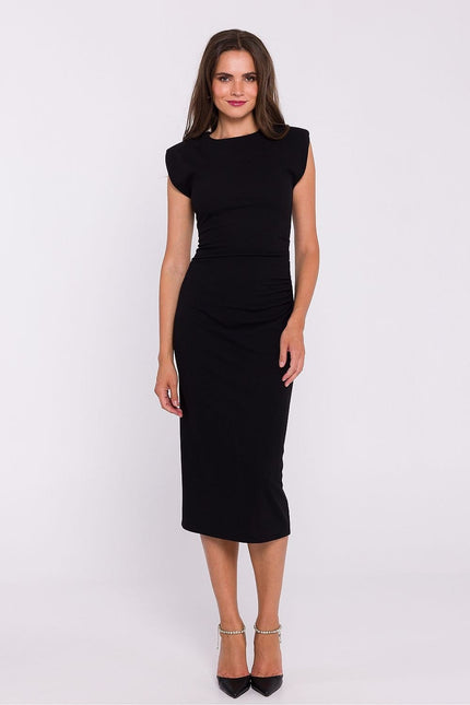 Robe noire chic moulante midi pour cocktail ou soirée, avec manches courtes et encolure ronde.