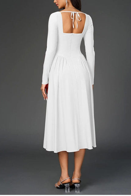 Robe cocktail chic blanche à manches longues, coupe midi, parfait pour une soirée élégante.