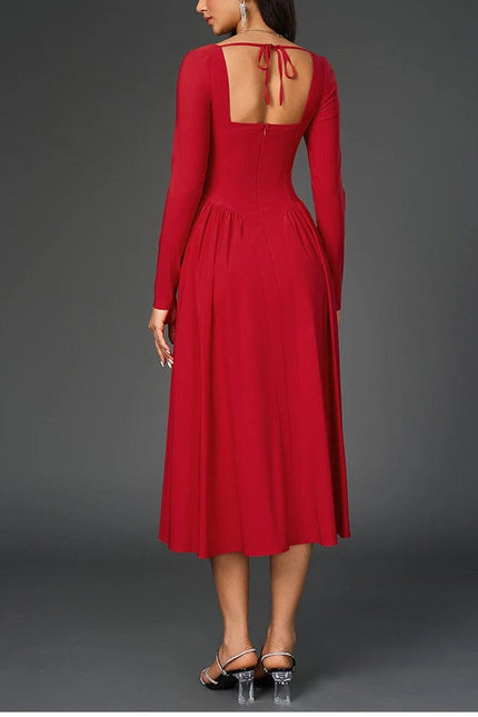 Robe de soirée chic rouge midi moulante manches longues, idéale pour un mariage ou gala élégant.