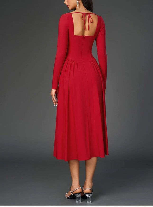 Robe de soirée chic rouge midi moulante manches longues, idéale pour un mariage ou gala élégant.