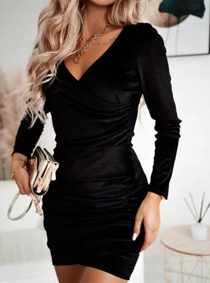 Robe de soirée chic noire moulante manches longues décolleté, parfaite pour un événement glamour.