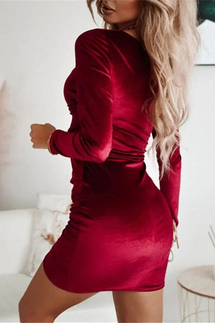 Robe de soirée sexy rouge moulante courte manches longues, idéale pour un look élégant et glamour.