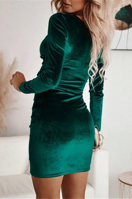 Robe de soirée chic verte courte moulante manches longues, parfaite pour une sortie élégante.