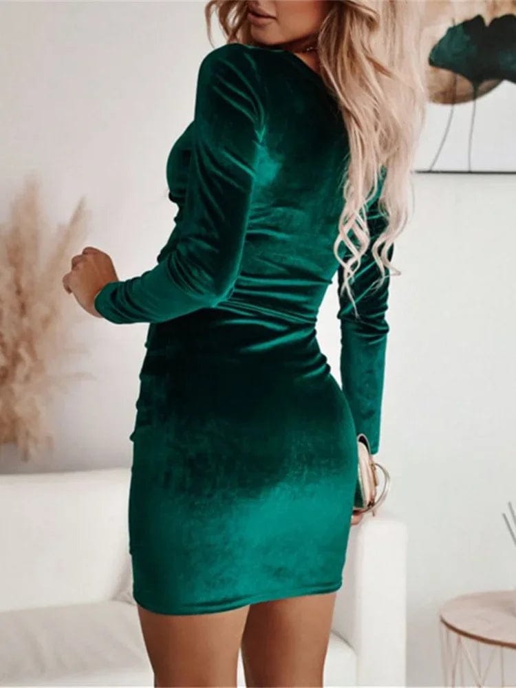 Robe de soirée chic verte courte moulante manches longues, parfaite pour une sortie élégante.