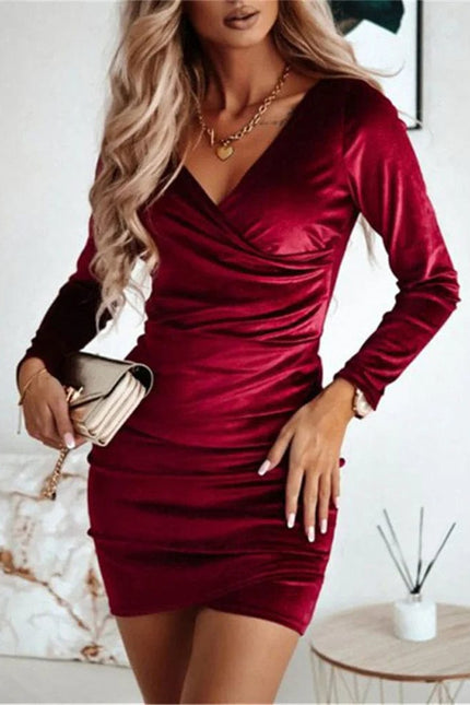 Robe de soirée chic rouge moulante courte manches longues pour un look élégant et séduisant.