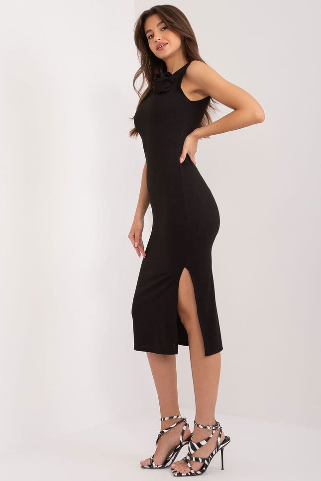 Robe soirée chic noire midi moulante sans manches avec fente latérale, idéale pour un cocktail ou un événement élégant.