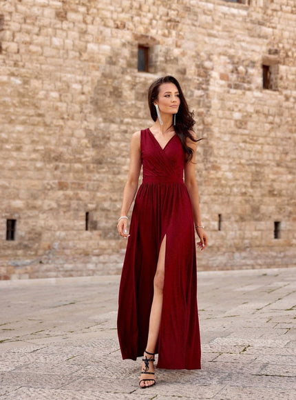 Robe soirée chic rouge longue sans manches pour gala ou mariage avec fente élégante.