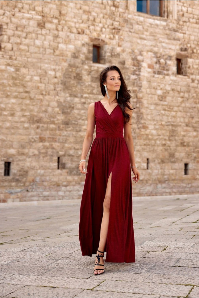 Robe soirée chic rouge longue sans manches pour gala ou mariage avec fente élégante.