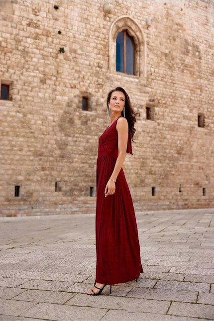 Robe soirée chic rouge longue sans manches pour gala ou événement, élégante et tendance, parfaite pour faire impression.