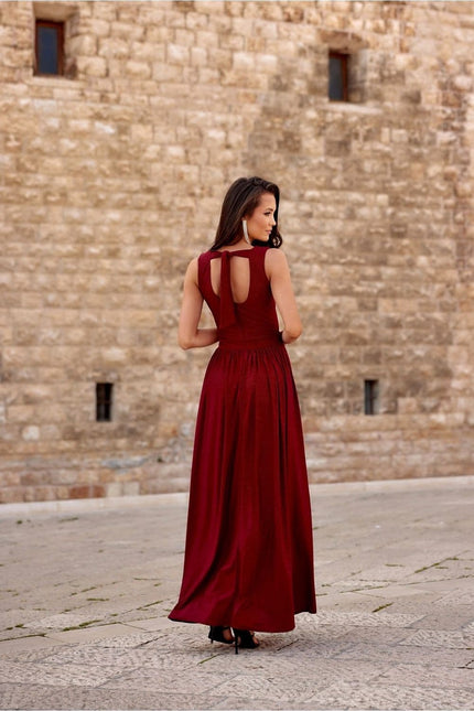 Robe soirée chic rouge longue avec dos nu et sans manches pour gala ou mariage, parfaite pour une allure élégante.