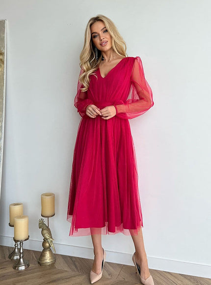 Robe soirée chic rouge midi à manches longues pour un look élégant et tendance, parfaite pour des événements festifs.