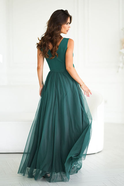 Robe verte longue soirée chic sans manches en mousseline pour mariage invité.