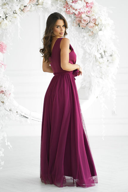 Robe longue soirée chic bordeaux sans manches silhouette princesse pour mariage.