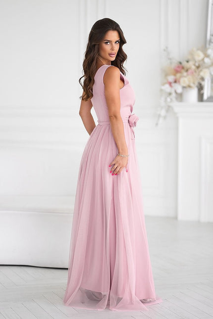 Robe rose longue élégante pour soirée, style empire avec manches courtes et ceinture, idéale pour gala.