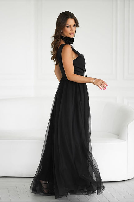 Robe longue noire soirée chic avec col montant et sans manches pour gala ou événement.