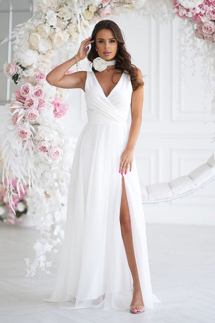 Robe blanche chic de mariage pour invité, style empire, longue avec fente et sans manches.