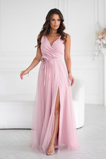 Robe rose longue style soirée chic et élégante avec fente, sans manches pour mariage ou gala.