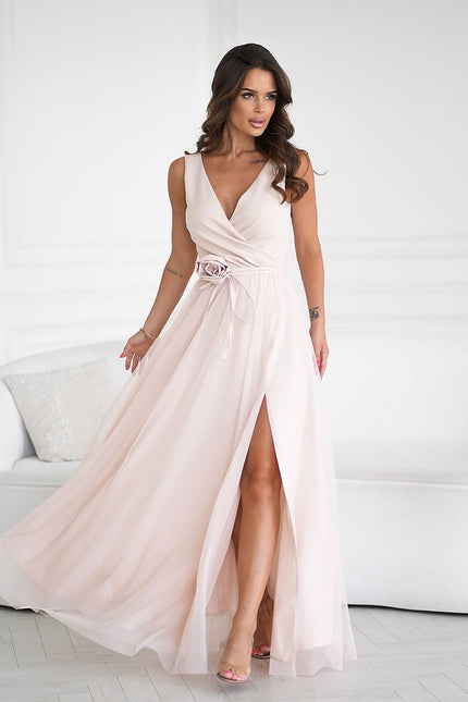 Robe rose poudré à fente longue pour soirée mariage avec manches courtes et décolleté.