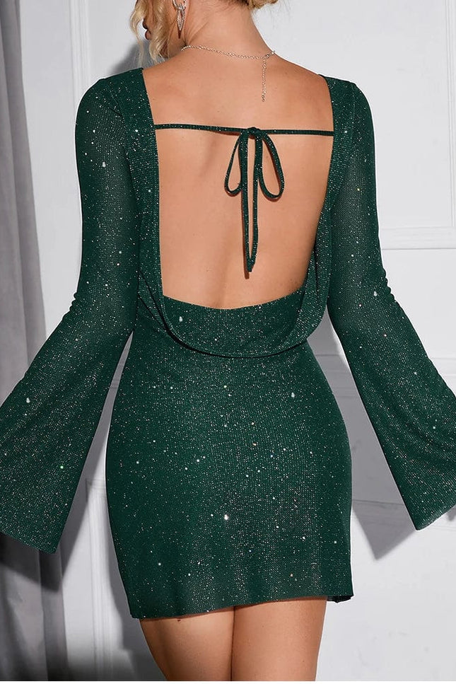 Robe de soirée paillette verte courte moulante manches longues pour un look chic et glamour.