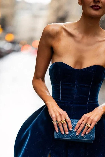 Robe de soirée chic bustier bleue en velours, longue et élégante pour un événement glamour en hiver.