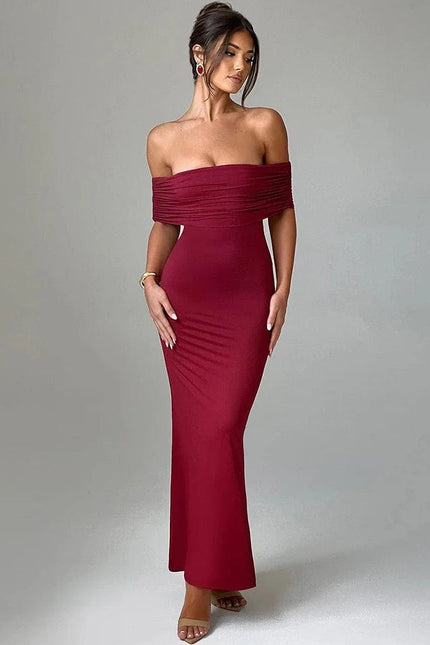 Robe de soirée dos nu bordeaux longue et moulante avec épaules dénudées pour une allure élégante et chic.