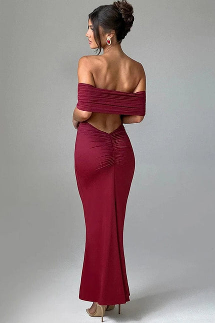 Robe de soirée dos nu rouge longue moulante à manches longues pour gala ou événement élégant, silhouette princesse.