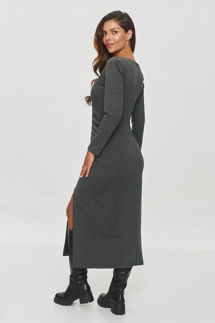 Robe pull grise longue à manches longues et fendue pour soirée hivernale simple et chic.