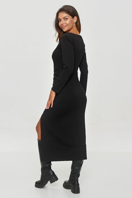 Robe noire longue moulante à manches longues pour soirée chic ou cocktail, avec fente latérale.