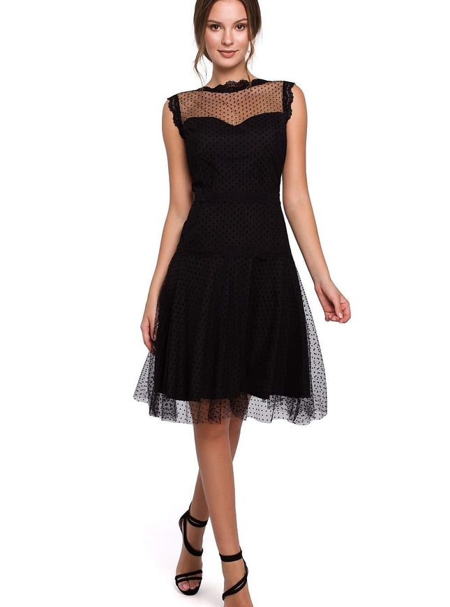 Robe de soirée chic noire en dentelle, style midi avec manches courtes et silhouette trapèze, idéale pour cocktail ou événement élégant.