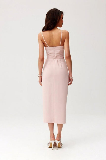 Robe cocktail rose midi sans manches avec silhouette droite et finition satinée pour soirée elegante.