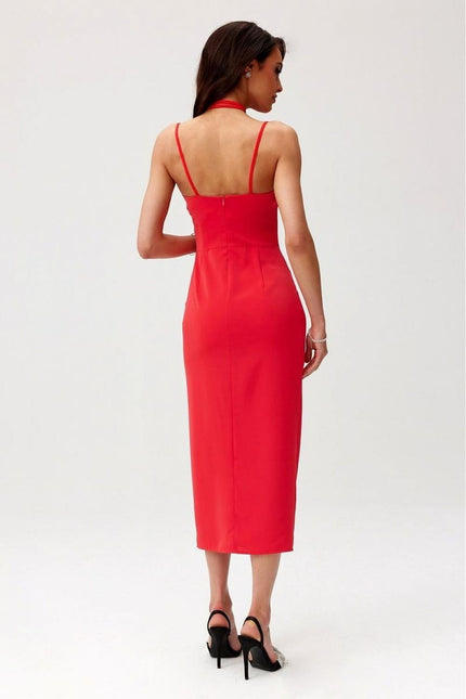 Robe rouge midi soirée chic sans manches pour cocktail ou évènement élégant.