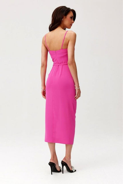 Robe rose midi sans manches pour soirée chic, avec silhouette droite pour femme élégante.