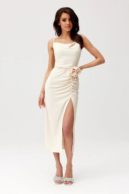 Robe cocktail blanche midi avec fente, style chic et épuré, parfaite pour mariage ou gala.