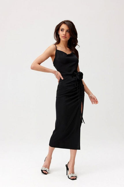 Robe noire midi chic pour cocktail, droite avec ceinture et sans manches.