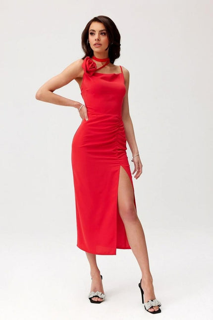 Robe soirée sexy rouge midi sans manches avec fente latérale et détail fleur pour cocktail et mariage.