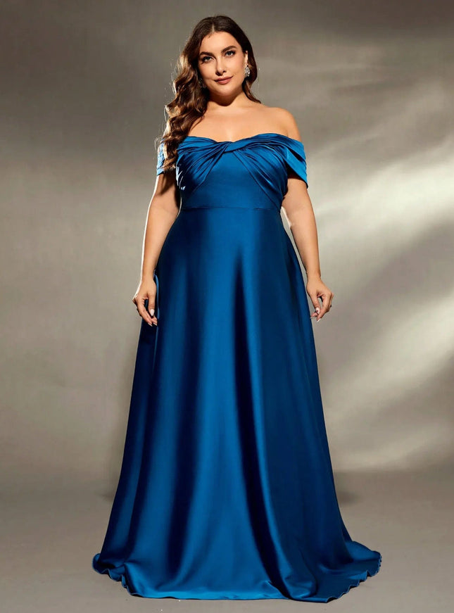 Robe de soirée grande taille en satin bleu, élégante avec épaules dénudées, idéale pour un mariage ou un événement chic.