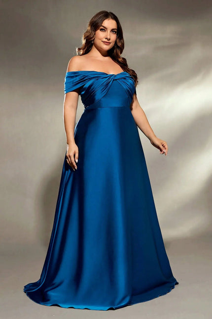 Robe de soirée grande taille en satin bleu, épaules dénudées et longueur au sol pour mariage ou gala.