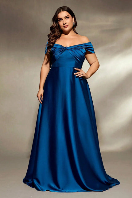 Robe de soirée grande taille en satin bleu longue avec épaules dénudées pour gala ou mariage.