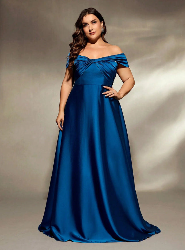 Robe de soirée grande taille en satin bleu longue avec épaules dénudées pour gala ou mariage.