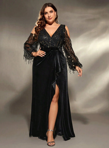 Robe de soirée grande taille noire moulante avec manches longues en dentelle et fendue, idéale pour un gala ou un cocktail chic.