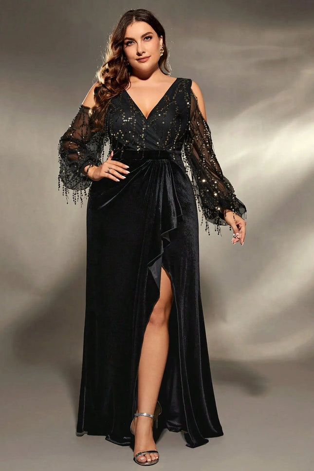 Robe de soirée grande taille noire moulante avec manches longues en dentelle et fendue, idéale pour un gala ou un cocktail chic.